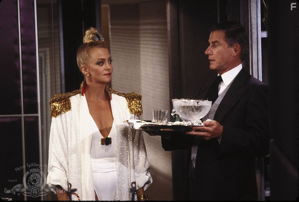 Goldie Hawn and Roddy McDowall in За бортом (1987)