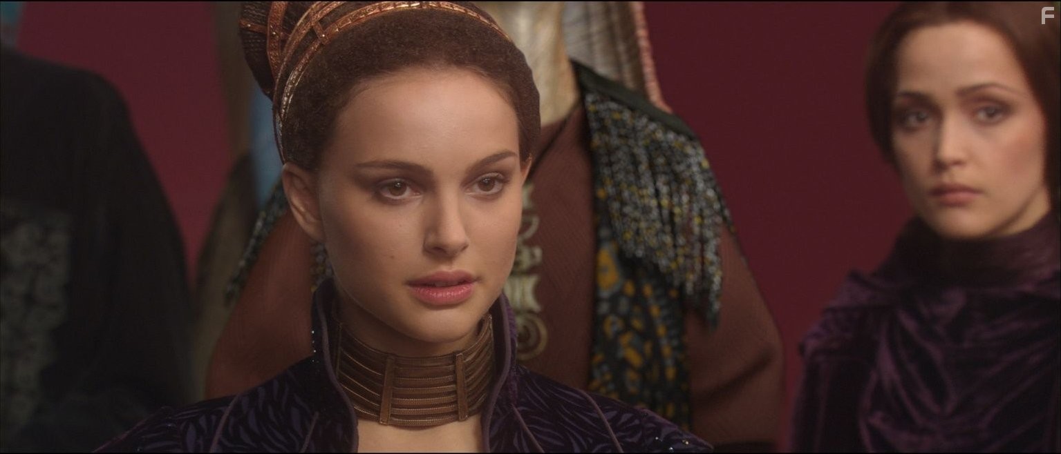 Natalie Portman and Rose Byrne in Звёздные войны. Эпизод 2: Атака клонов (2002)