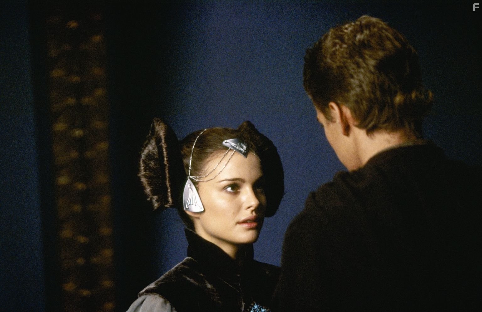 Natalie Portman and Hayden Christensen in Звёздные войны. Эпизод 2: Атака клонов (2002)