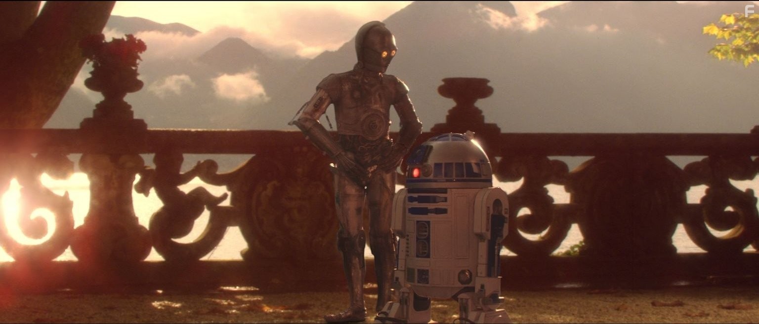 Anthony Daniels and Kenny Baker in Звёздные войны. Эпизод 2: Атака клонов (2002)