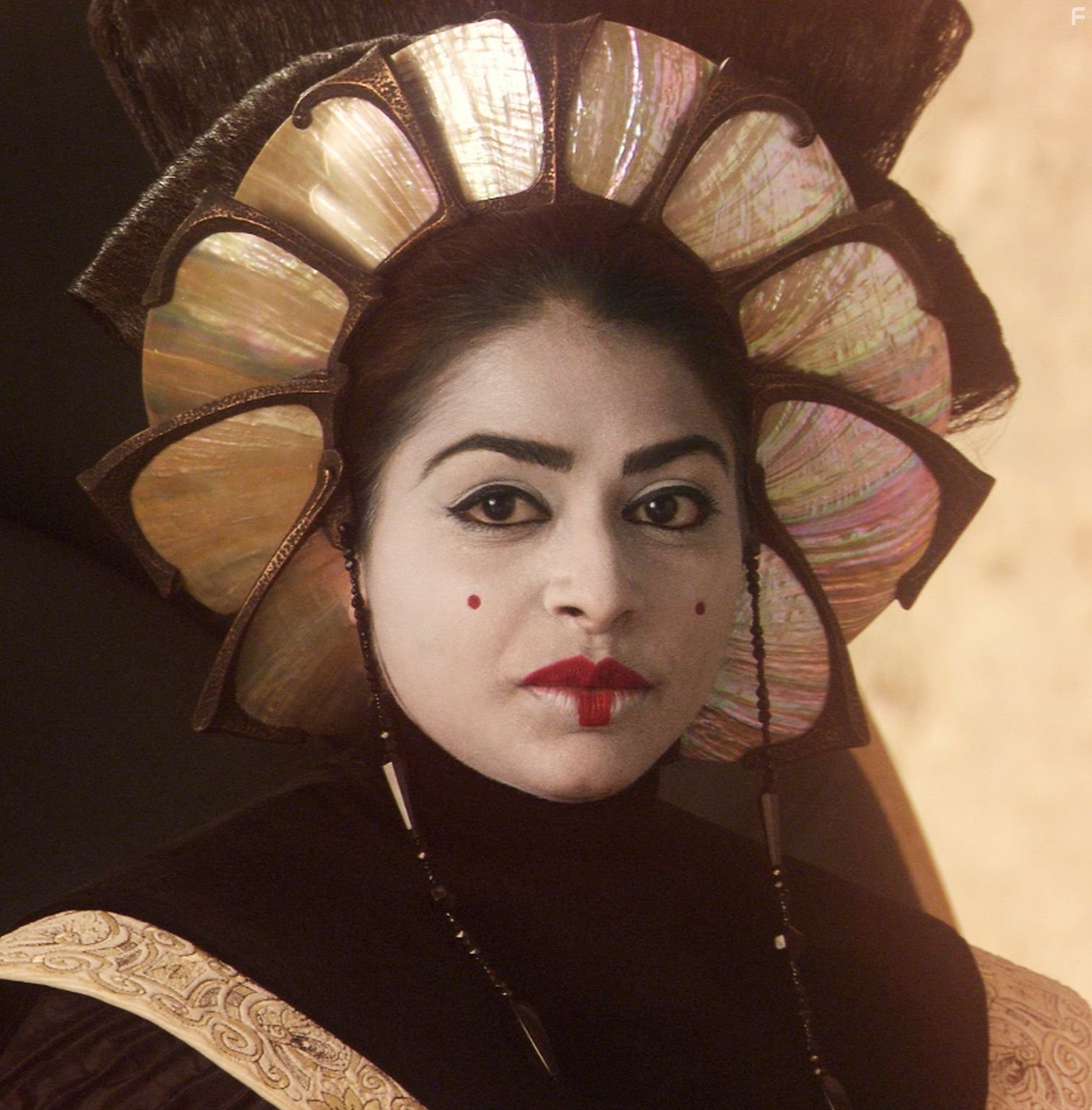 Ayesha Dharker in Звёздные войны. Эпизод 2: Атака клонов (2002)