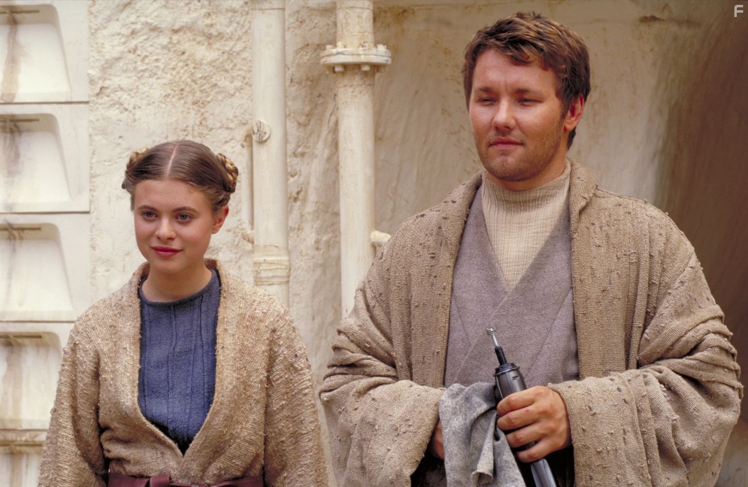 Joel Edgerton and Bonnie Piesse in Звёздные войны. Эпизод 2: Атака клонов (2002)