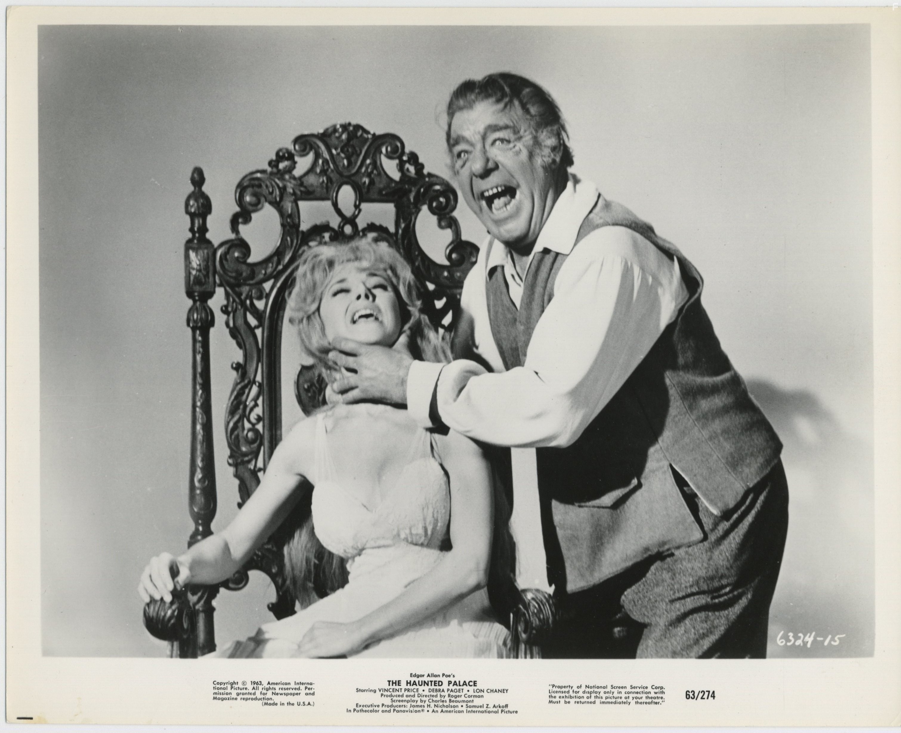Lon Chaney Jr. and Darlene Lucht in Заколдованный замок (1963)