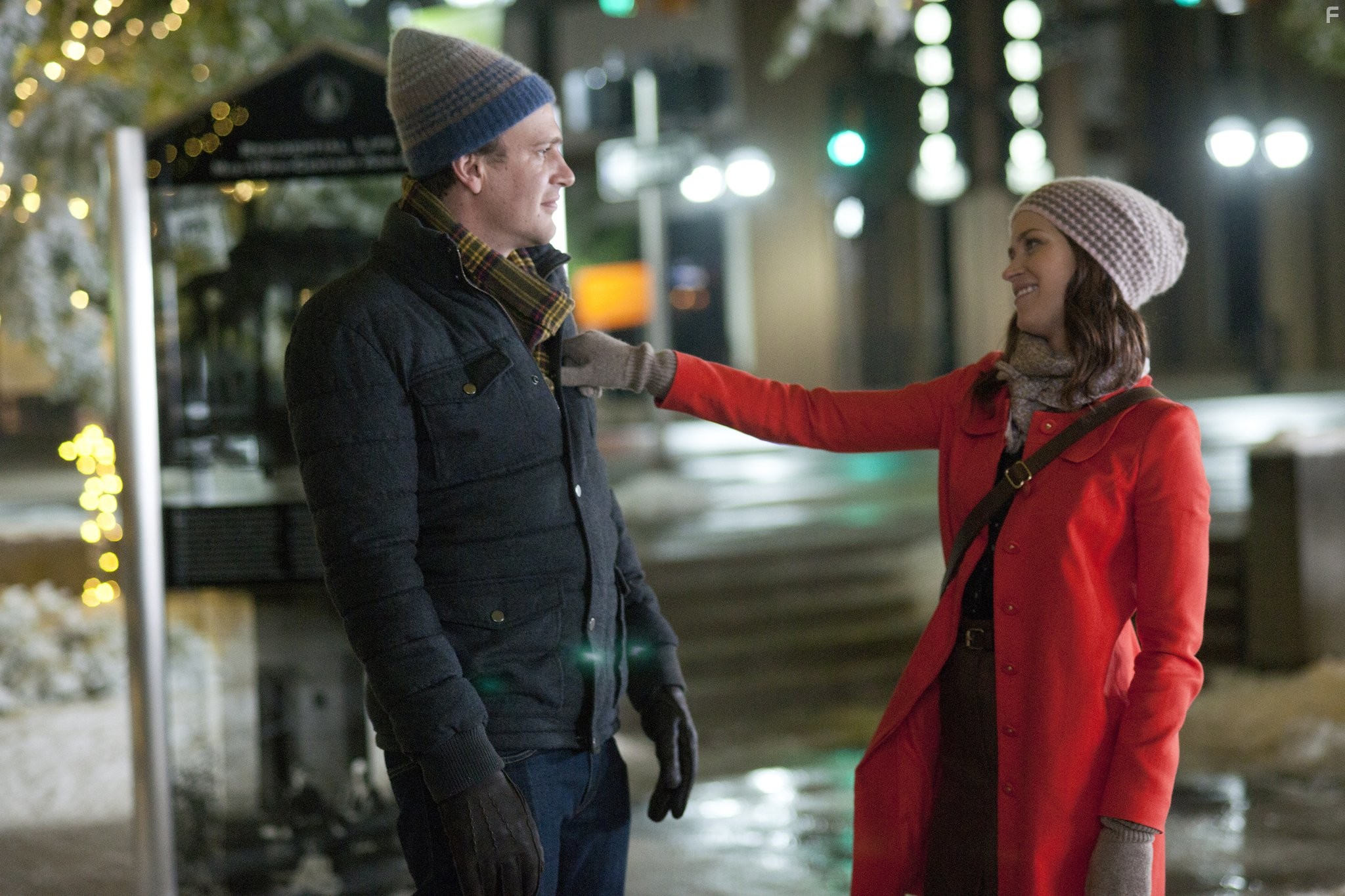 Jason Segel and Emily Blunt in Немножко женаты (2012)