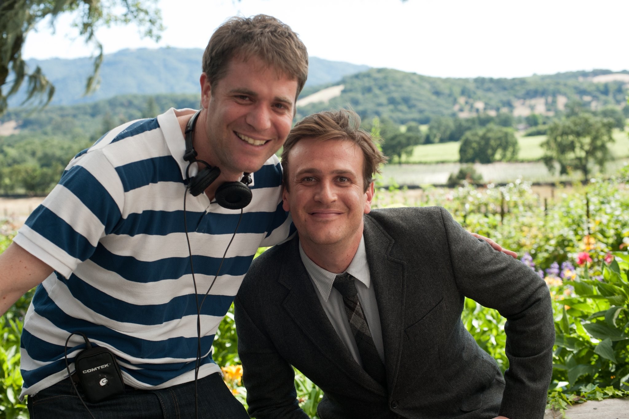 Jason Segel and Nicholas Stoller in Немножко женаты (2012)