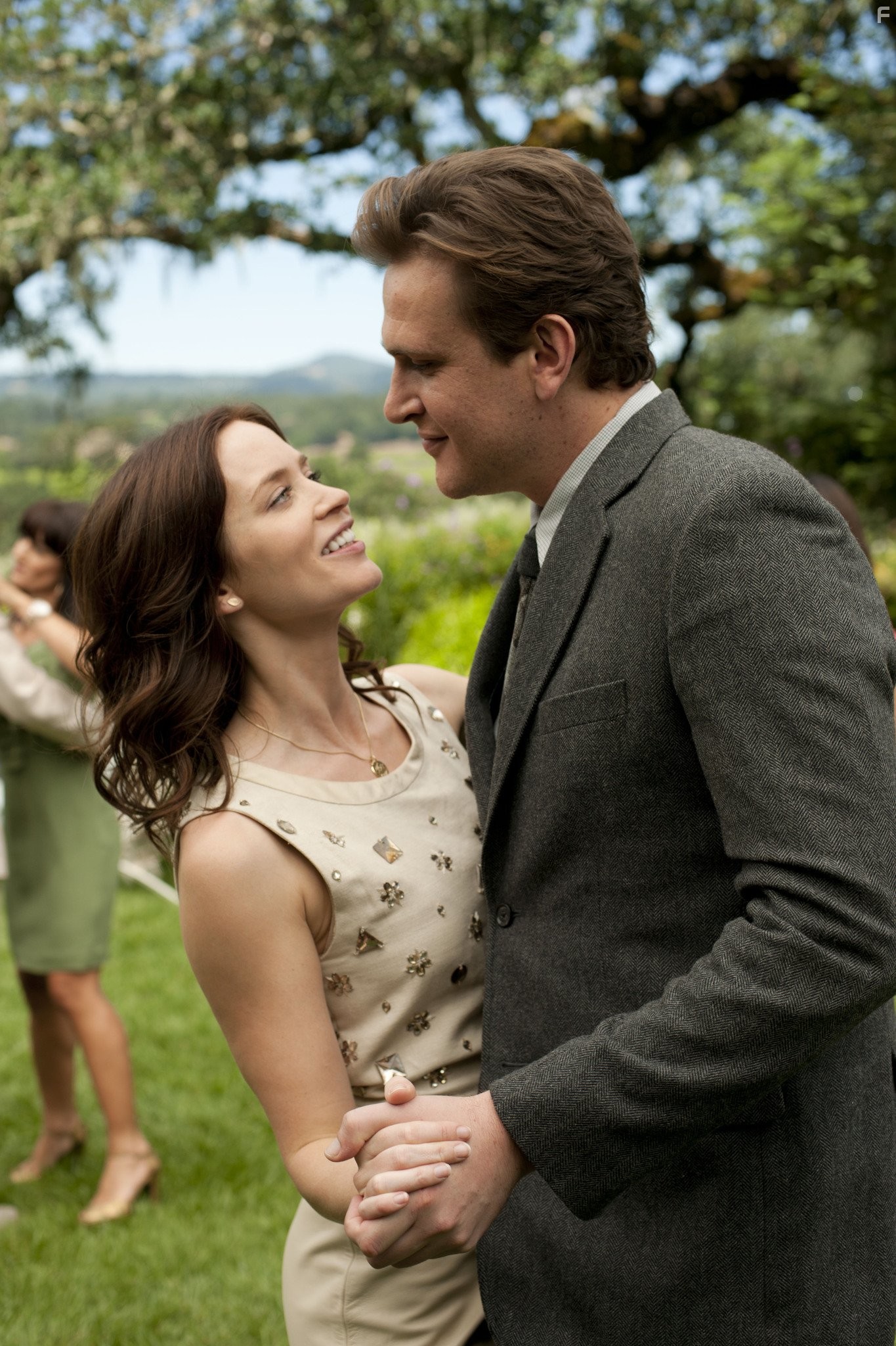 Jason Segel and Emily Blunt in Немножко женаты (2012)
