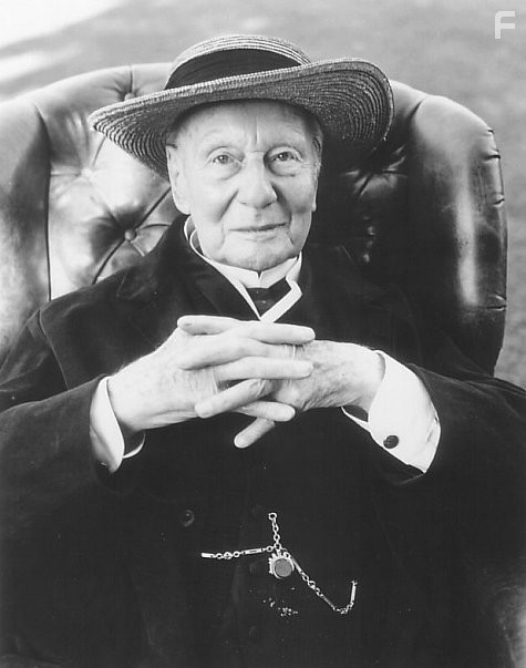 John Gielgud in Портрет леди (1996)