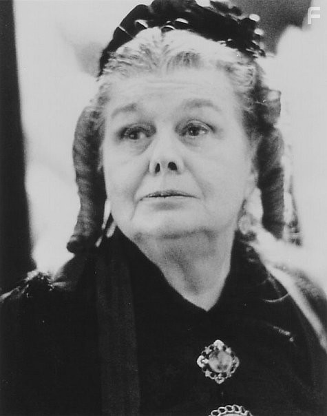 Shelley Winters in Портрет леди (1996)