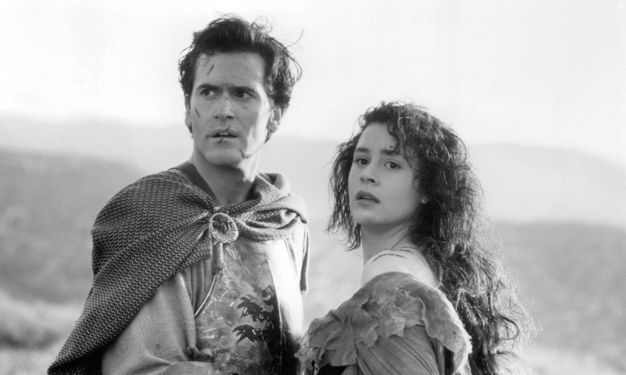 Embeth Davidtz and Bruce Campbell in Армия тьмы (1992)
