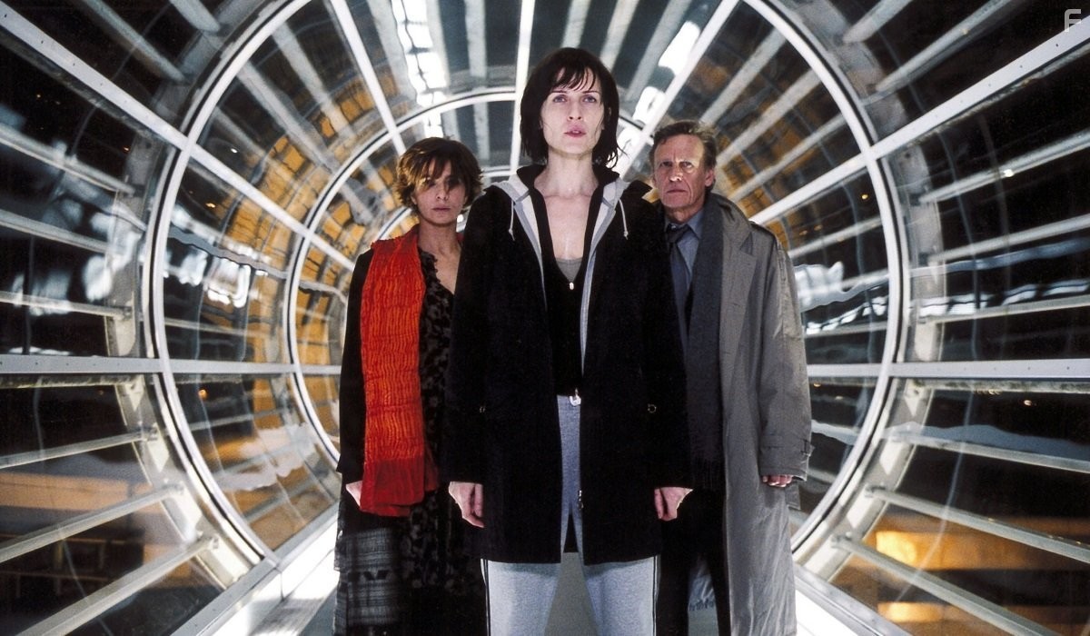 Arly Jover and Laura Morante in Империя волков (2005)