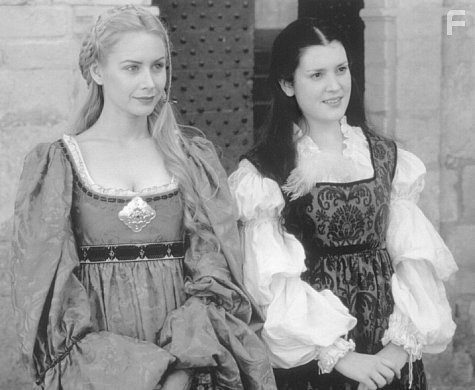 Melanie Lynskey and Megan Dodds in История вечной любви (1998)