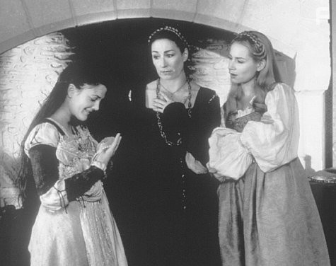 Drew Barrymore, Anjelica Huston, and Megan Dodds in История вечной любви (1998)