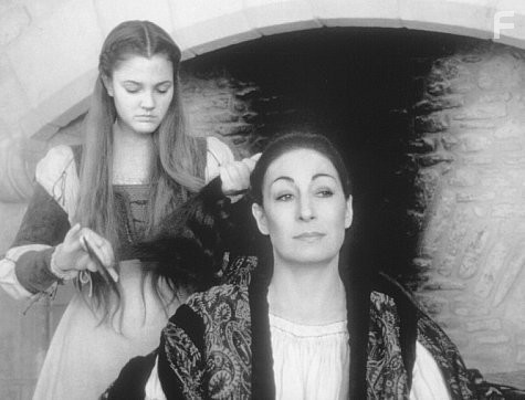Drew Barrymore and Anjelica Huston in История вечной любви (1998)