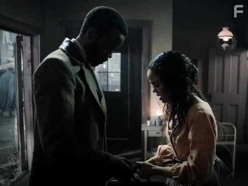 Ato Essandoh and Tessa Thompson in Легавый (2012)