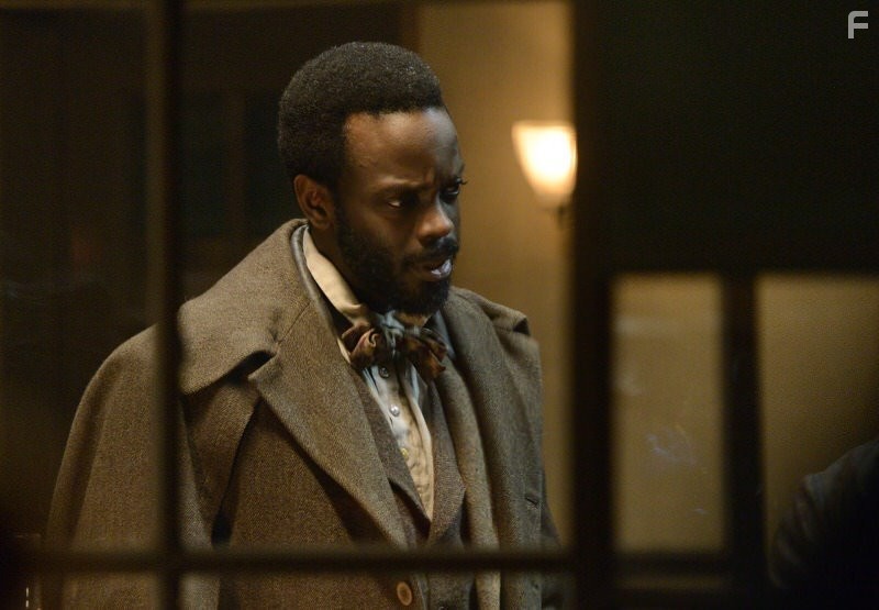 Ato Essandoh and Matthew Freeman in Легавый (2012)