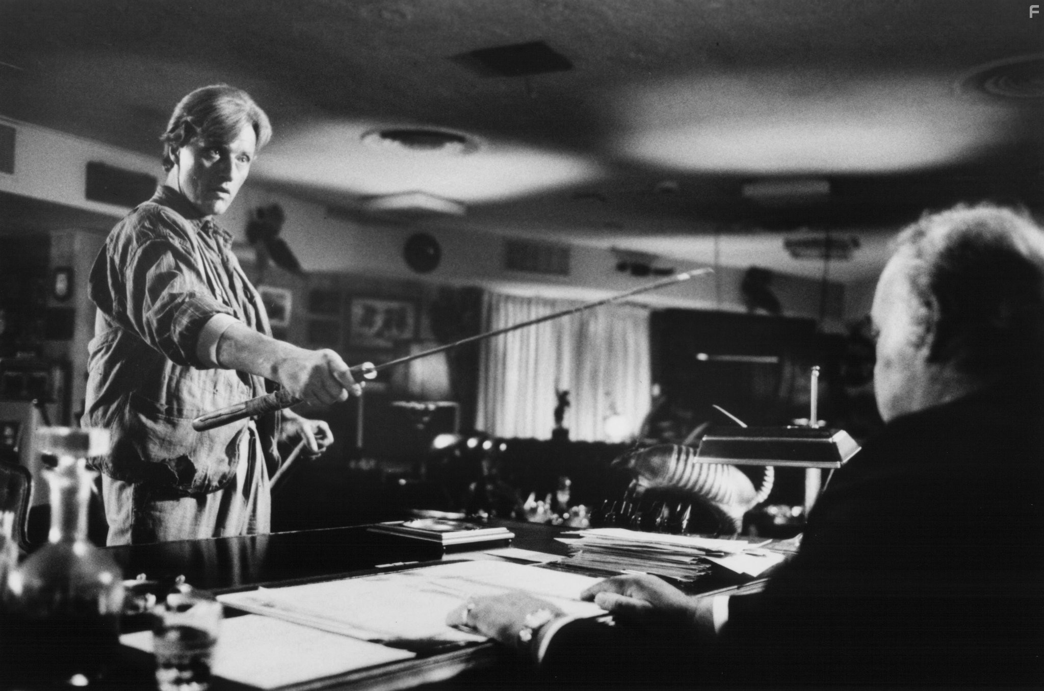 Rutger Hauer and Charles Cooper in Слепая ярость (1989)