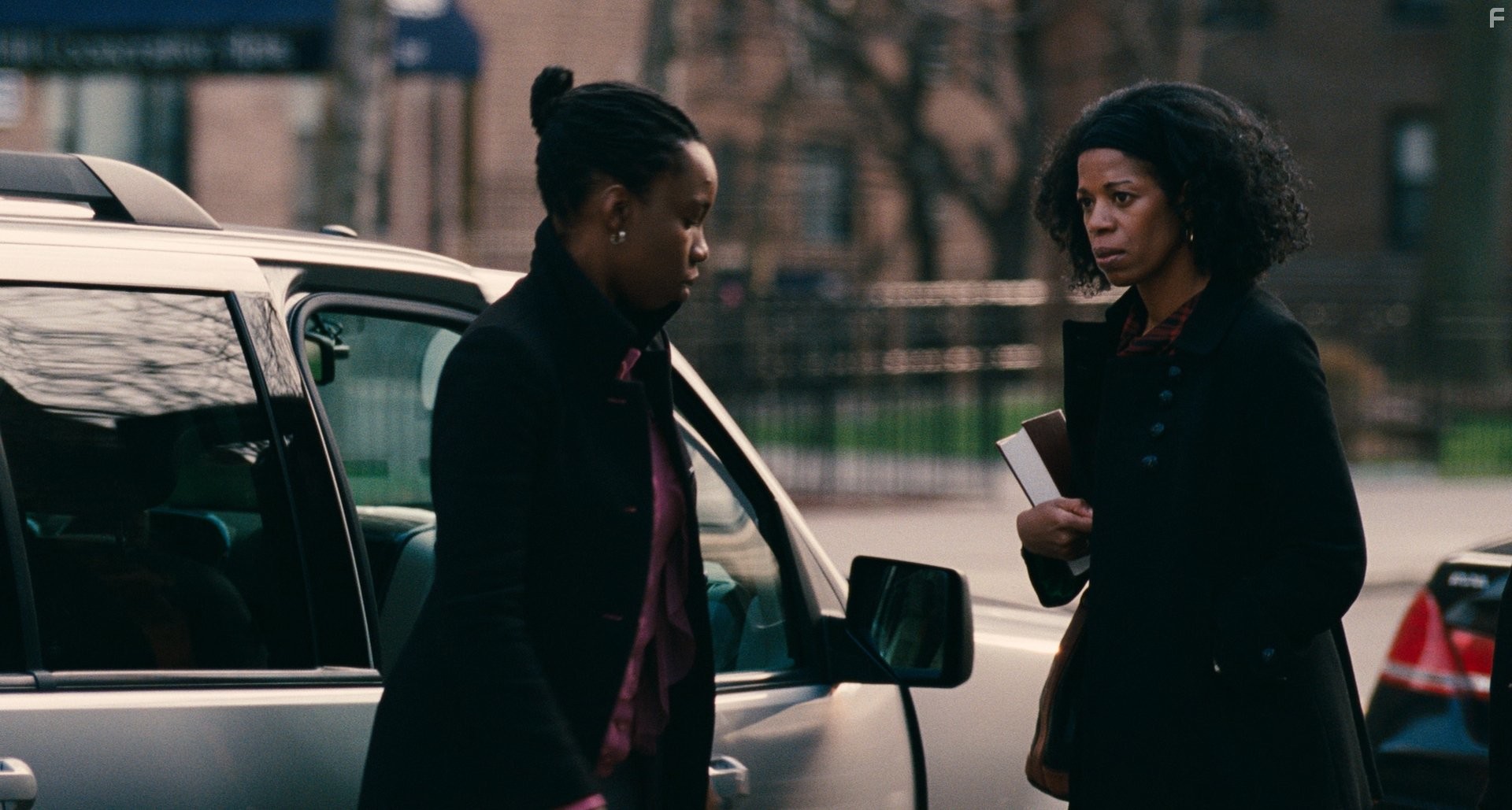 Kim Wayans and Adepero Oduye in Отверженная (2011)
