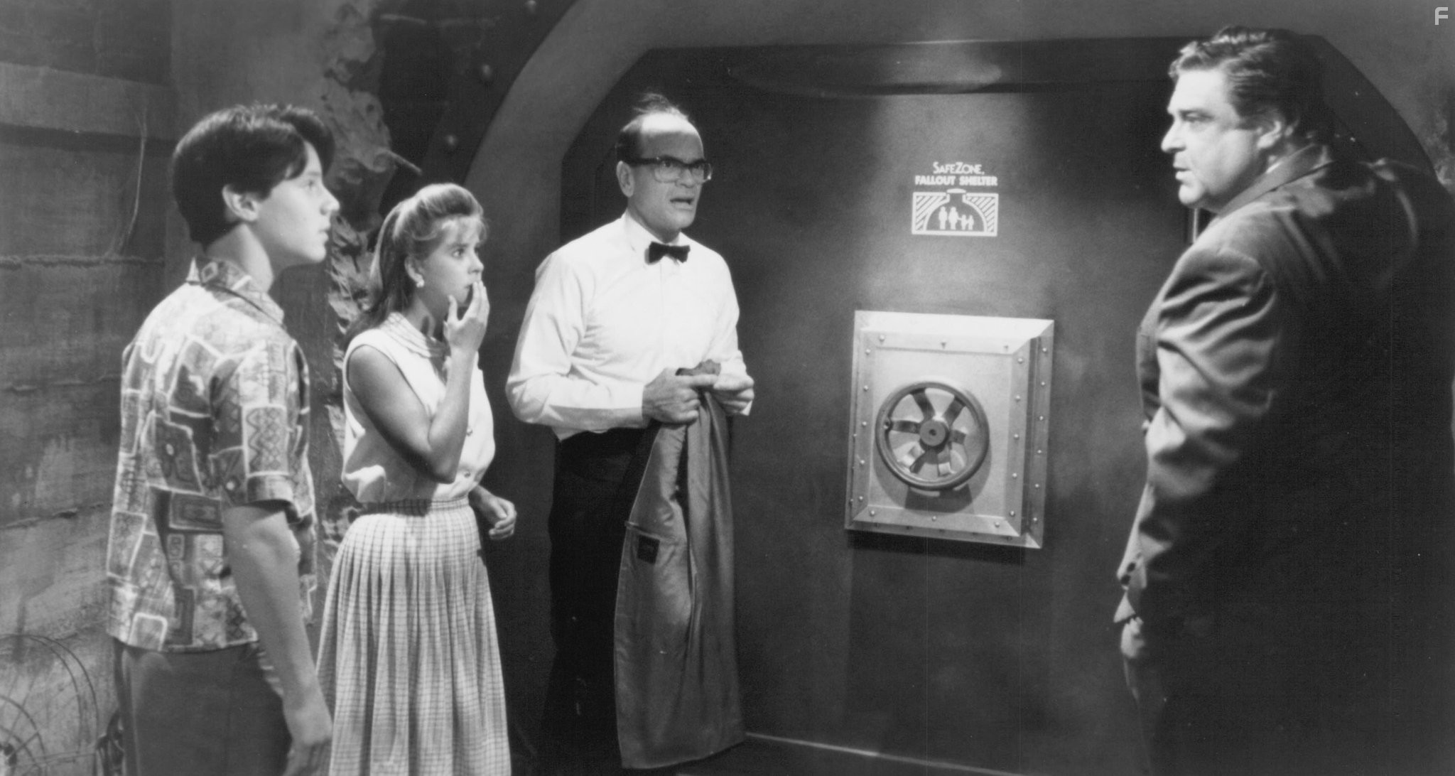 John Goodman, Robert Picardo, Kellie Martin, and Omri Katz in Дневной сеанс (1993)