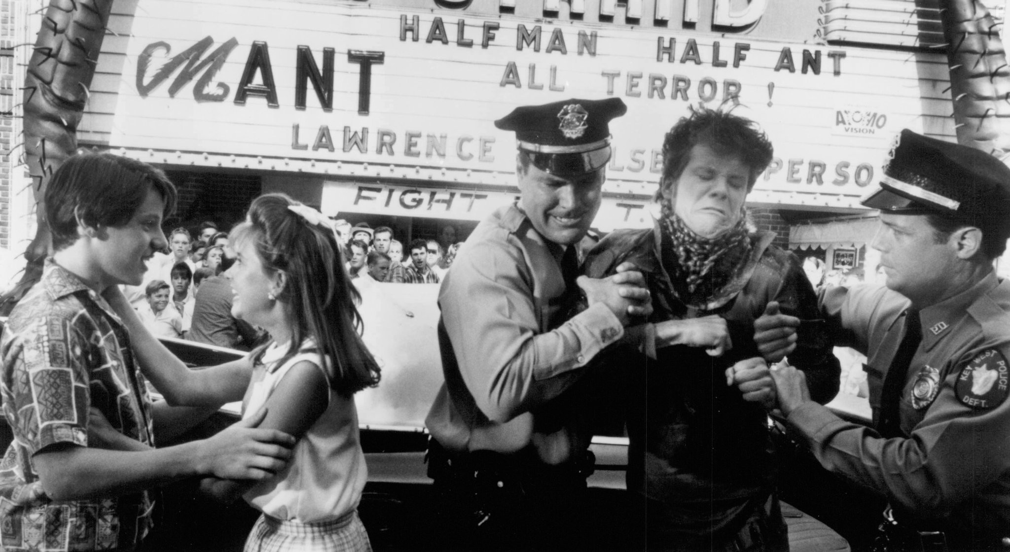 Kellie Martin and Omri Katz in Дневной сеанс (1993)