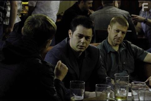 Sean Bean and Danny Dyer in Вне закона (2007)