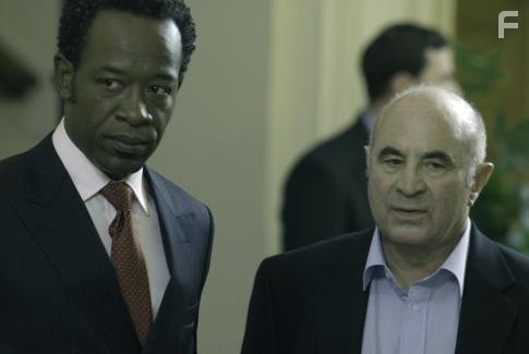 Bob Hoskins and Lennie James in Вне закона (2007)
