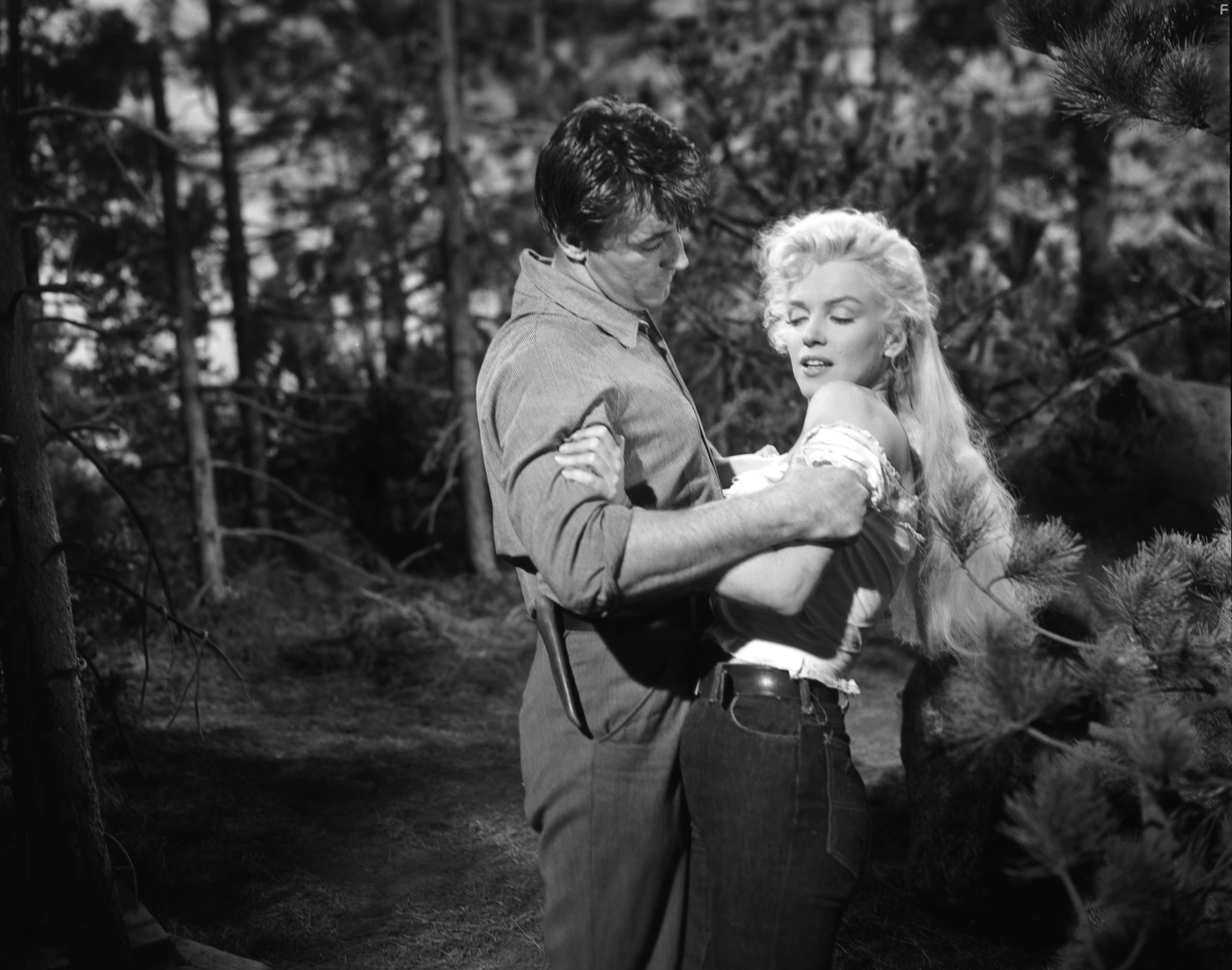 Robert Mitchum and Marilyn Monroe in Река не течет вспять (1954)