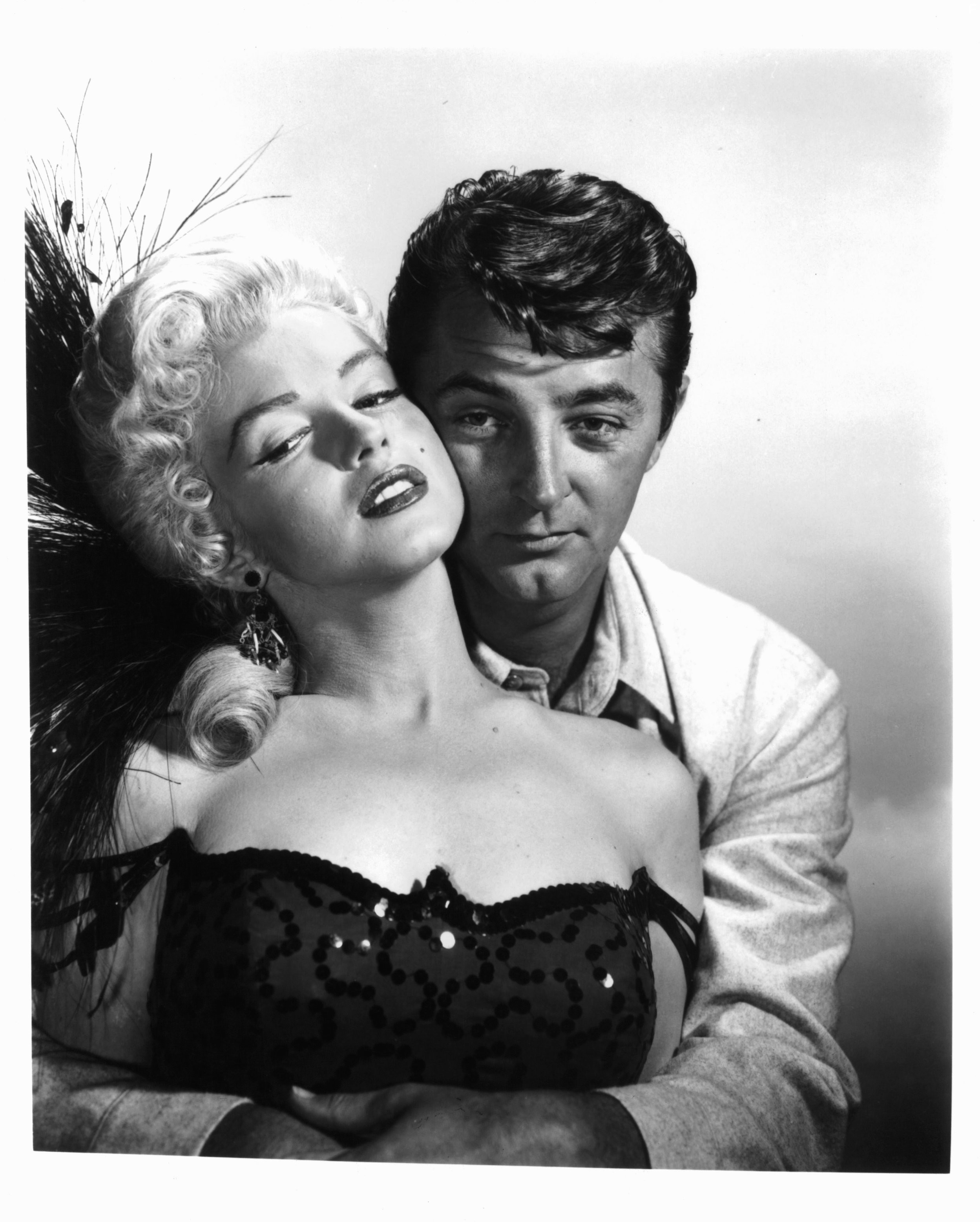 Robert Mitchum and Marilyn Monroe in Река не течет вспять (1954)