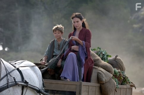 Claire Forlani and Colin Ford in Во имя короля: История осады подземелья (2007)