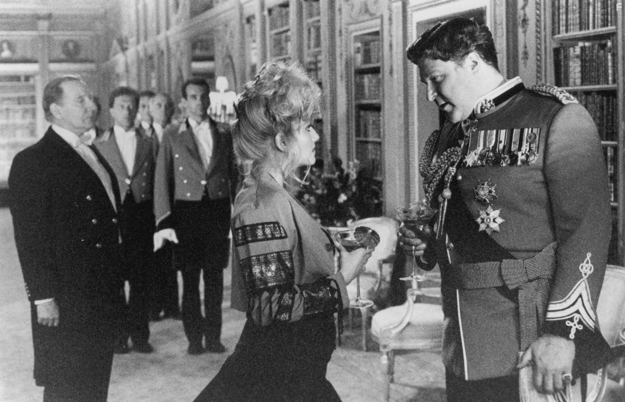 John Goodman and Camille Coduri in Король Ральф (1991)
