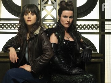 Kathleen Robertson and Zooey Deschanel in Заколдованное королевство (2007)
