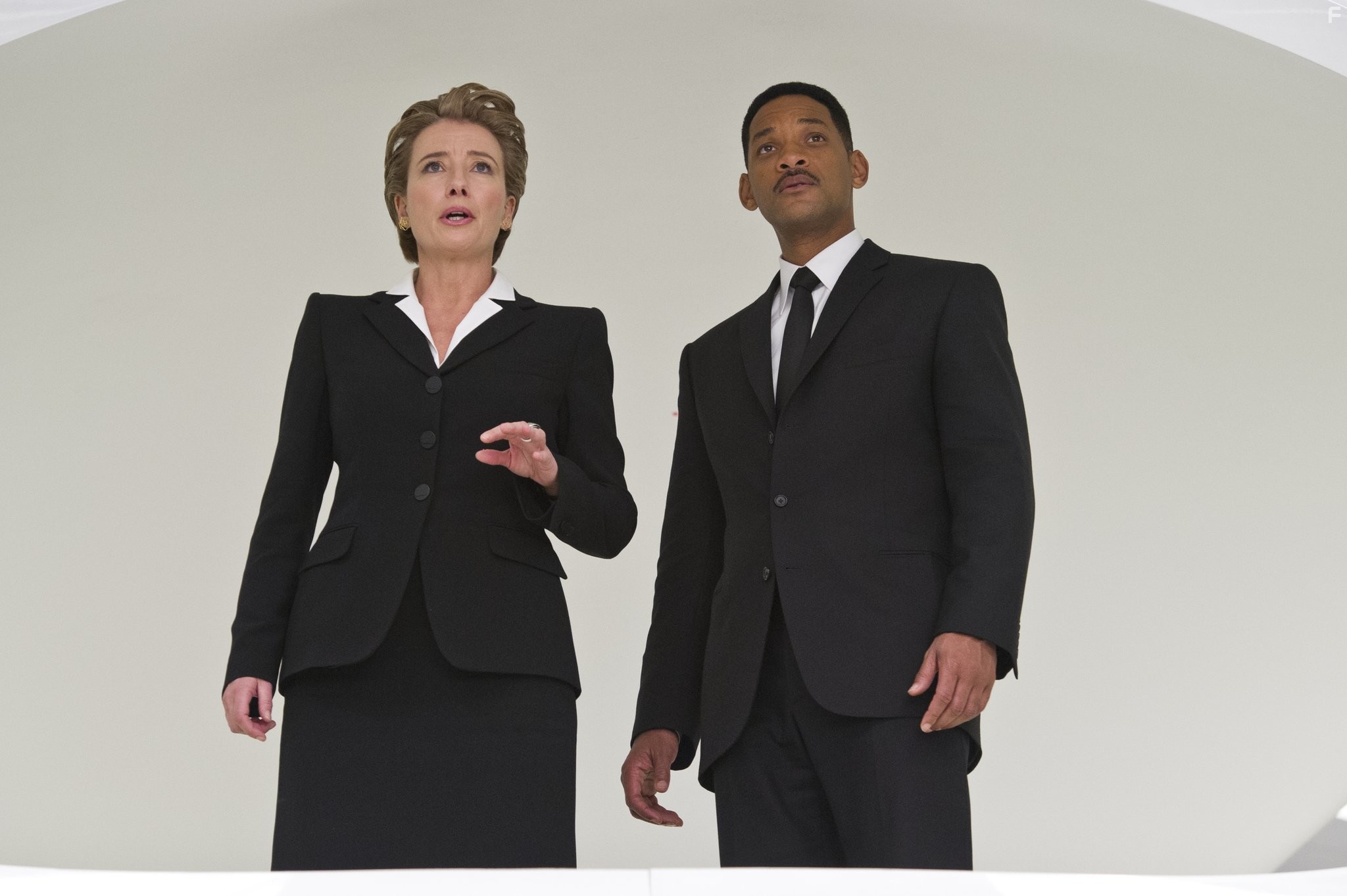 Will Smith and Emma Thompson in Люди в черном 3 (2012)