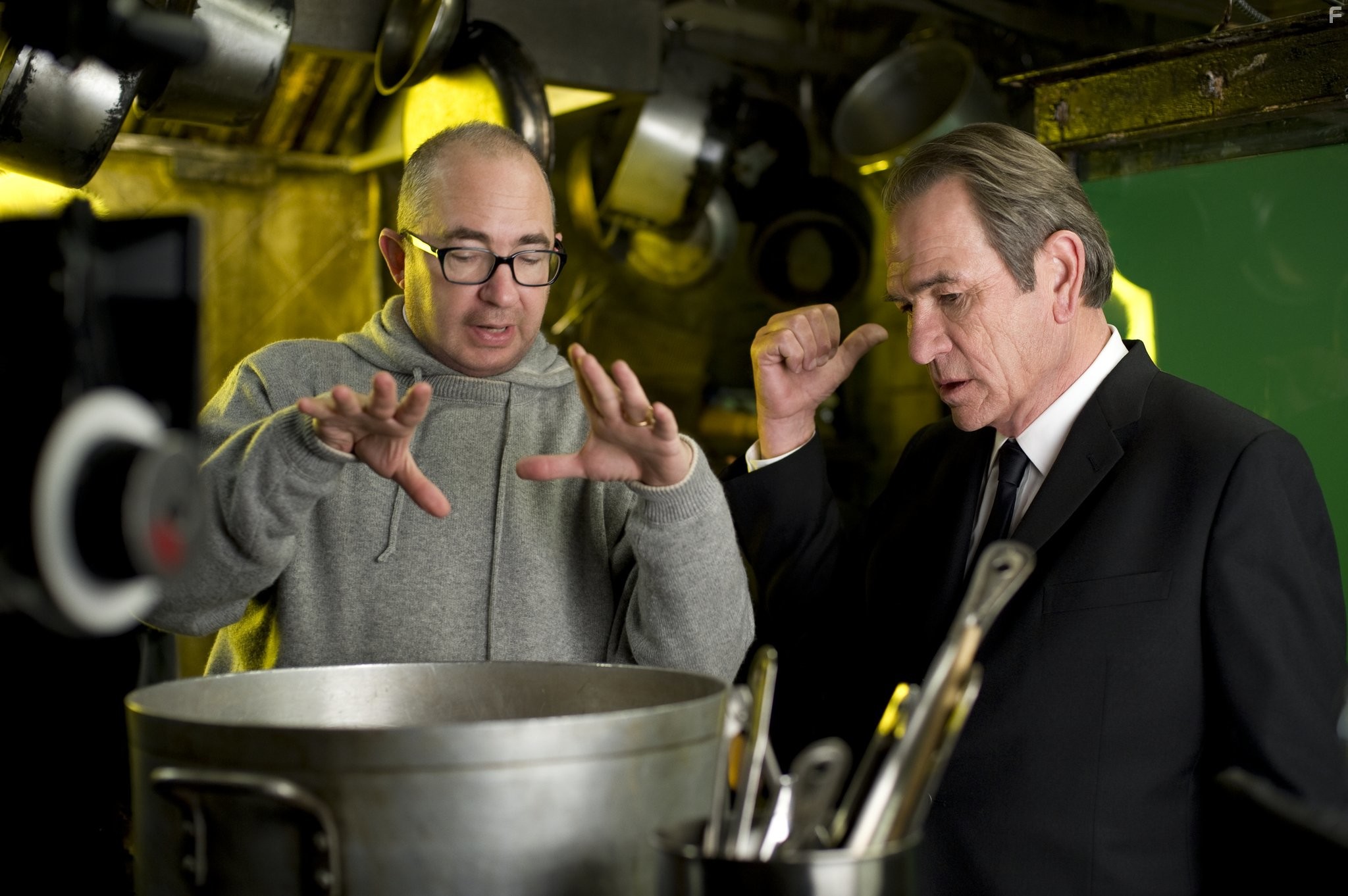 Tommy Lee Jones and Barry Sonnenfeld in Люди в черном 3 (2012)