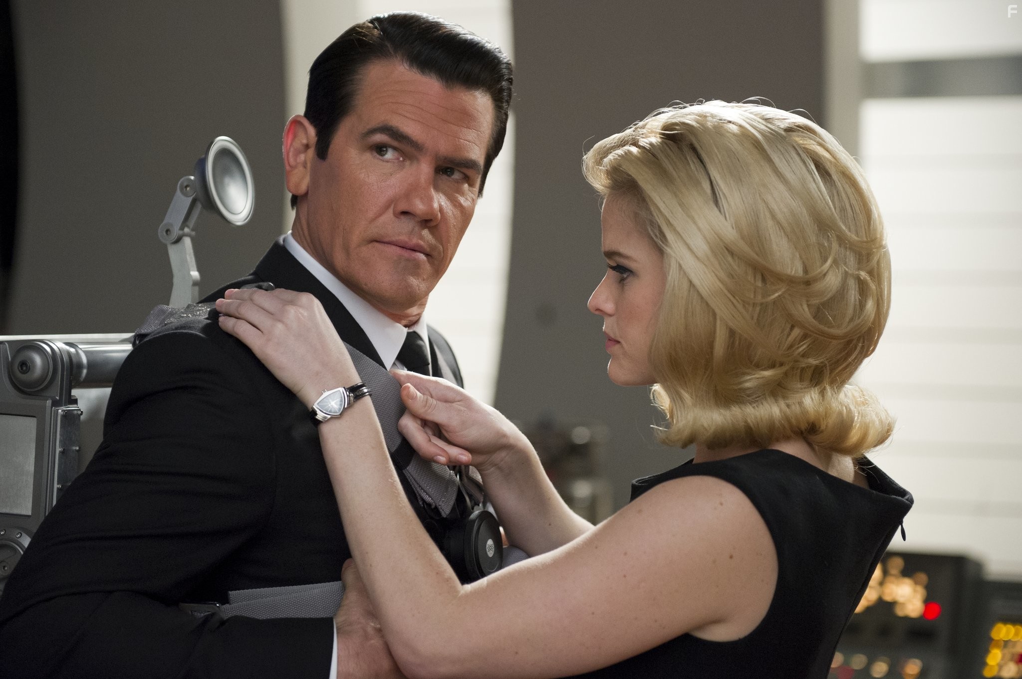Josh Brolin and Alice Eve in Люди в черном 3 (2012)