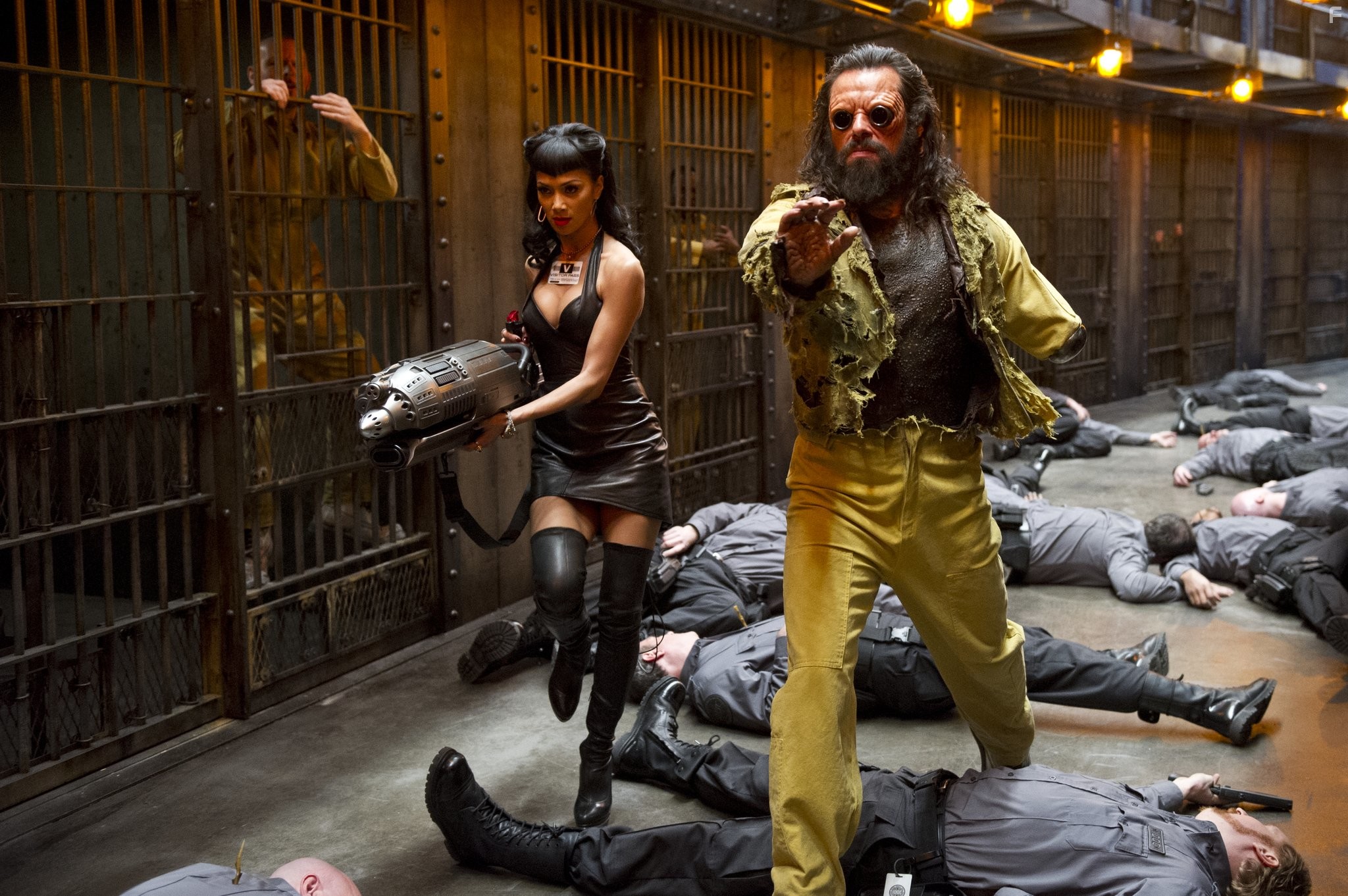 Nicole Scherzinger and Jemaine Clement in Люди в черном 3 (2012)