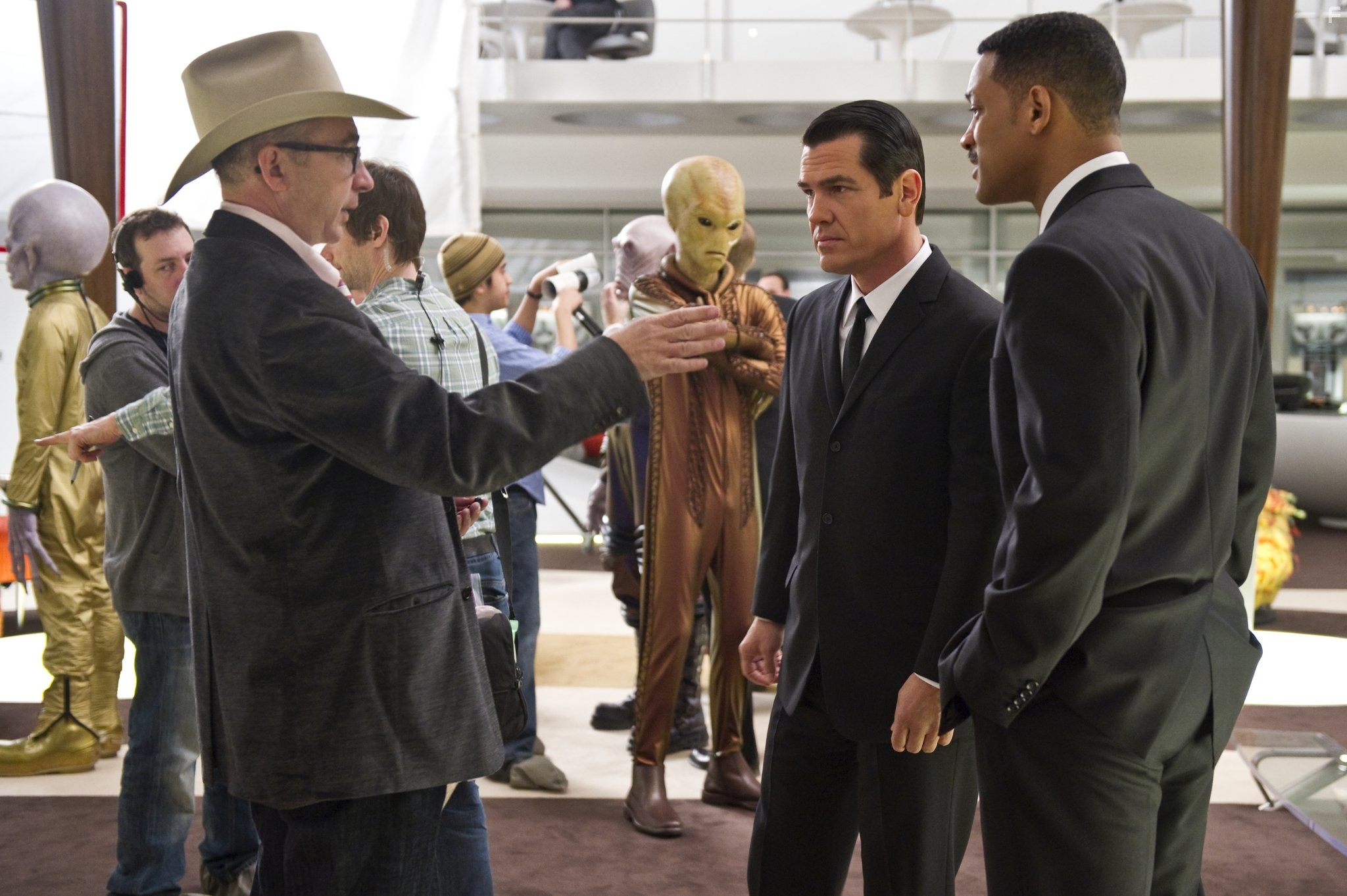 Will Smith, Josh Brolin, and Barry Sonnenfeld in Люди в черном 3 (2012)