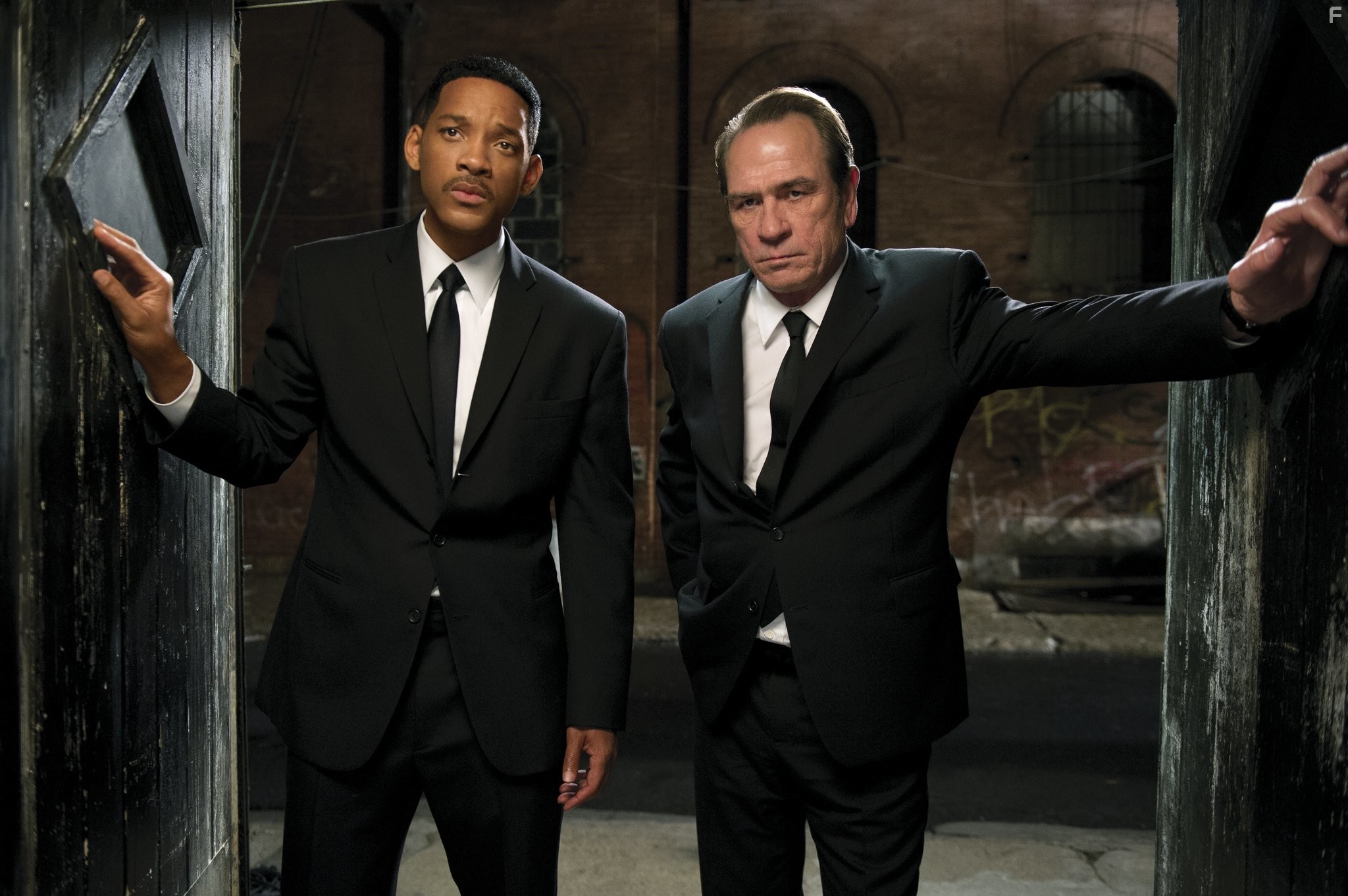 Tommy Lee Jones and Will Smith in Люди в черном 3 (2012)
