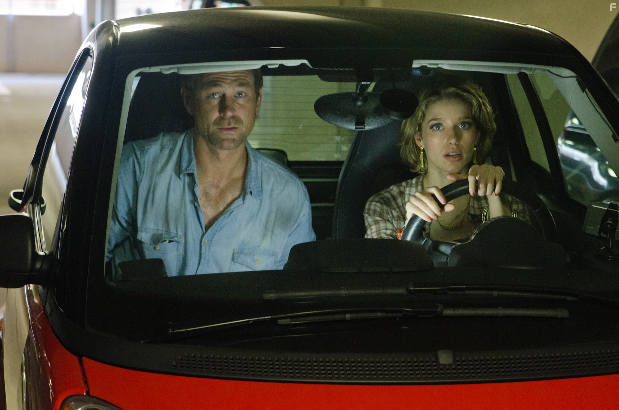 Grant Bowler and Evalena Marie in Останки (2011)