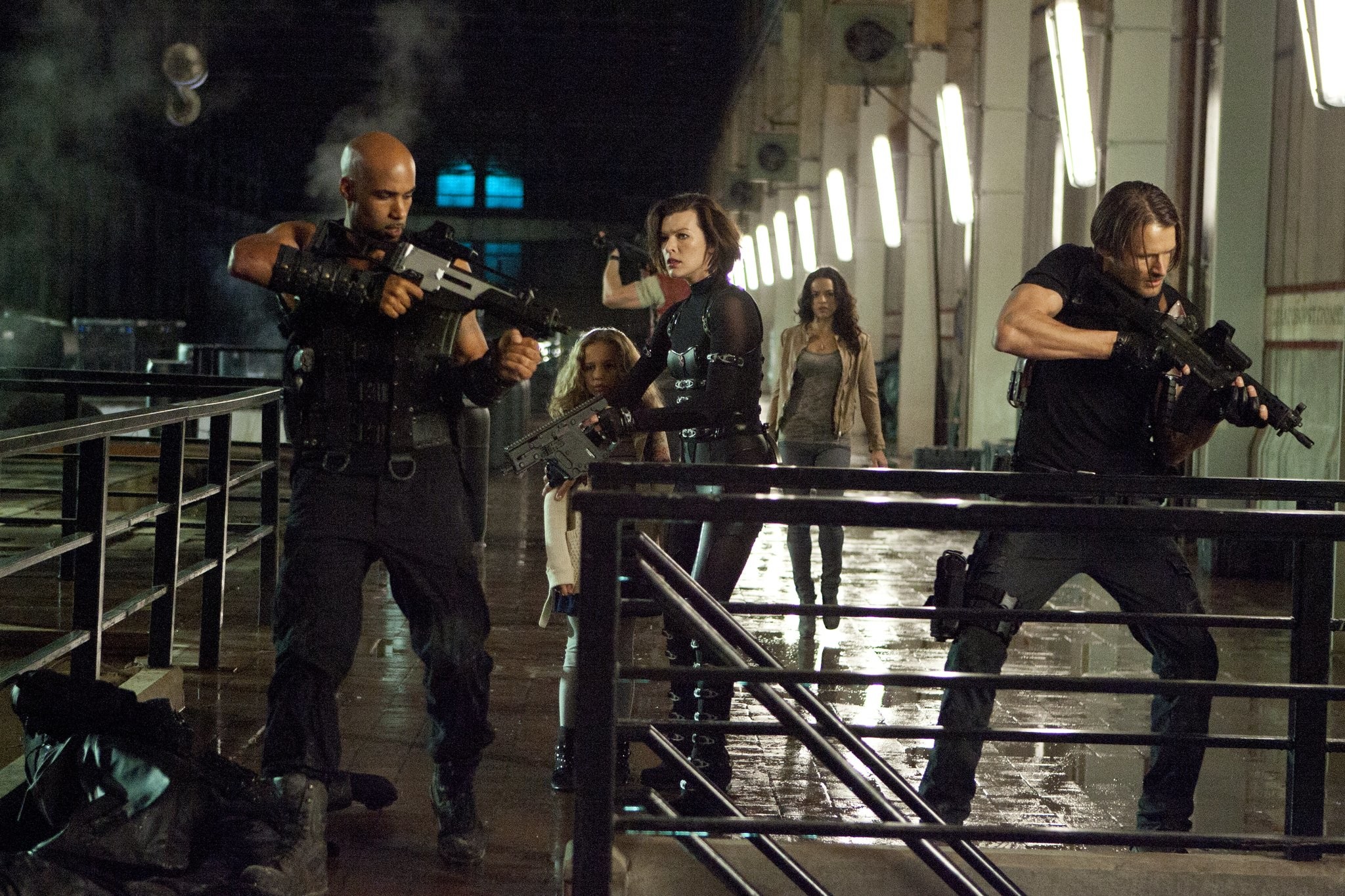Milla Jovovich, Boris Kodjoe, Michelle Rodriguez, Johann Urb, and Aryana Engineer in Обитель зла: Возмездие (2012)
