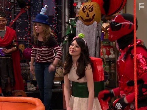 Miranda Cosgrove and Jennette McCurdy in АйКарли (2007)