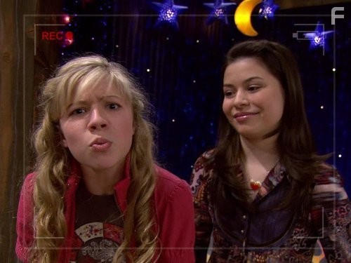 Miranda Cosgrove and Jennette McCurdy in АйКарли (2007)