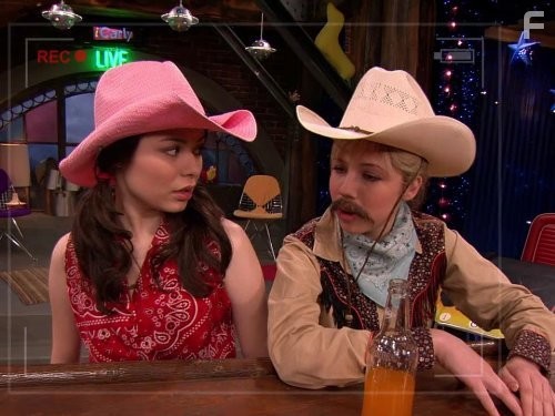 Miranda Cosgrove and Jennette McCurdy in АйКарли (2007)