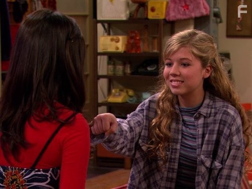 Miranda Cosgrove and Jennette McCurdy in АйКарли (2007)