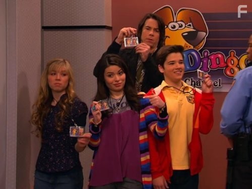Nathan Kress, Jerry Trainor, Miranda Cosgrove, and Jennette McCurdy in АйКарли (2007)