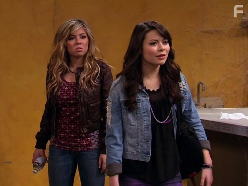 Miranda Cosgrove and Jennette McCurdy in АйКарли (2007)