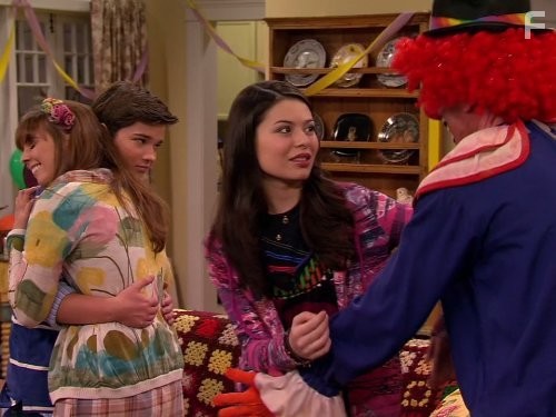 Nathan Kress and Miranda Cosgrove in АйКарли (2007)