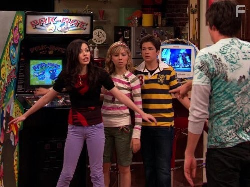 Nathan Kress, Jerry Trainor, Miranda Cosgrove, and Jennette McCurdy in АйКарли (2007)