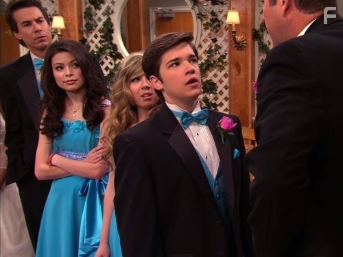 Nathan Kress, Jerry Trainor, Miranda Cosgrove, and Jennette McCurdy in АйКарли (2007)