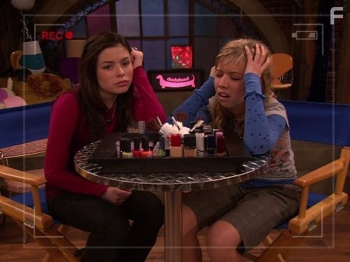 Miranda Cosgrove and Jennette McCurdy in АйКарли (2007)