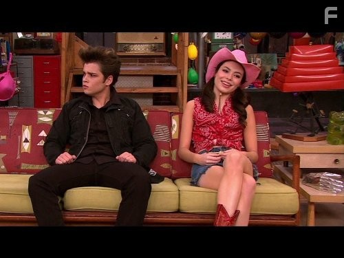 Nathan Kress and Miranda Cosgrove in АйКарли (2007)