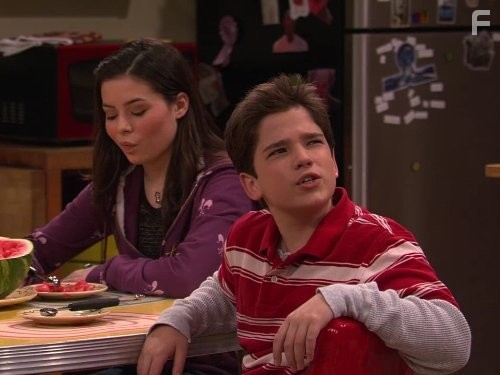 Nathan Kress and Miranda Cosgrove in АйКарли (2007)